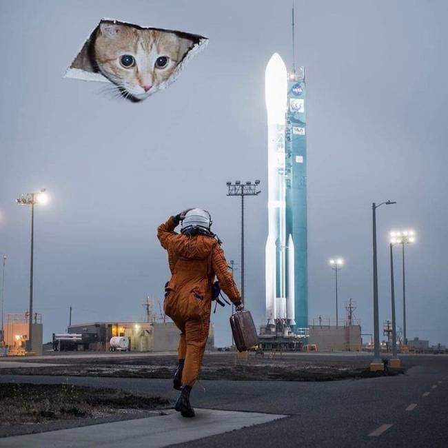 Mindent látó szemek.