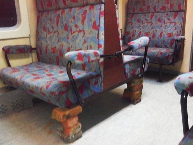 Ha a vonat hirtelen fékez, az utasok mennek tovább.