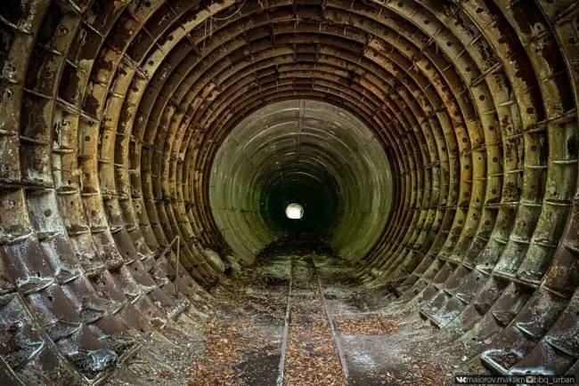 Fotósok bejutottak Gorbacsov lezárt nyaralójába a Fekete-tenger partján. Az épülettől metróalagút vezet a tengerig