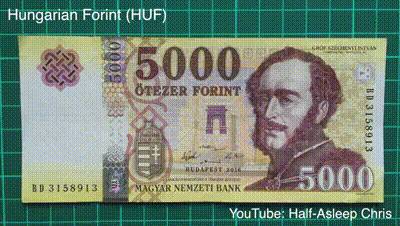 Modern bankjegyek és a rajtuk található biztonsági elemek, UV-fény alatt.