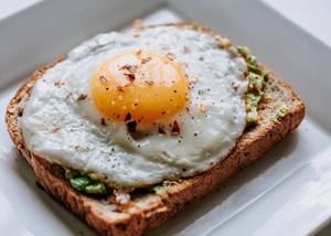 Tojásos avokádós toast