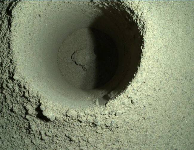 Fúrt lyuk a Marson / NASA