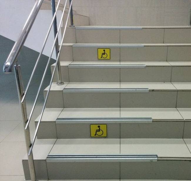 Vajon ettől kerekesszékesek által is használhatóvá vált ez a lépcső?