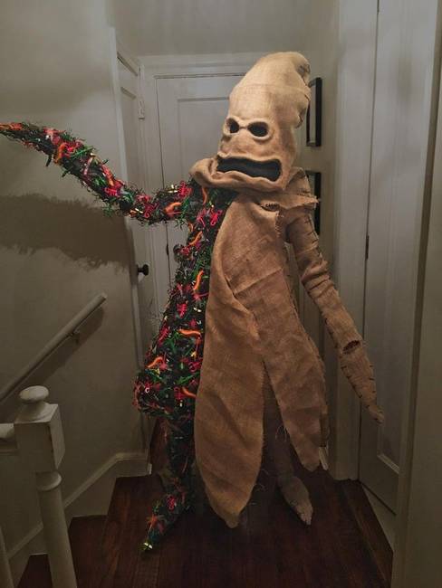 Szinte már túl tökéletes Oogie Boogie jelmez.