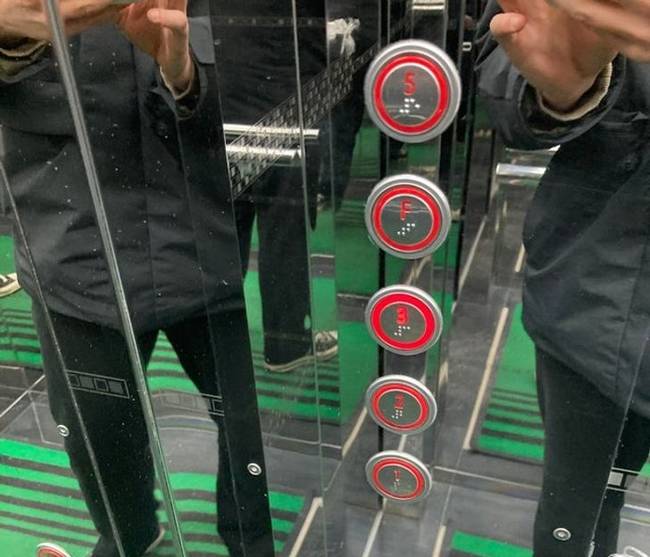 „Ennek a liftnek a negyedik emeleti gombján egy "F" betű van a 4-es helyett, mivel Dél-Koreában a 4-es számot balszerencsésnek tartják."