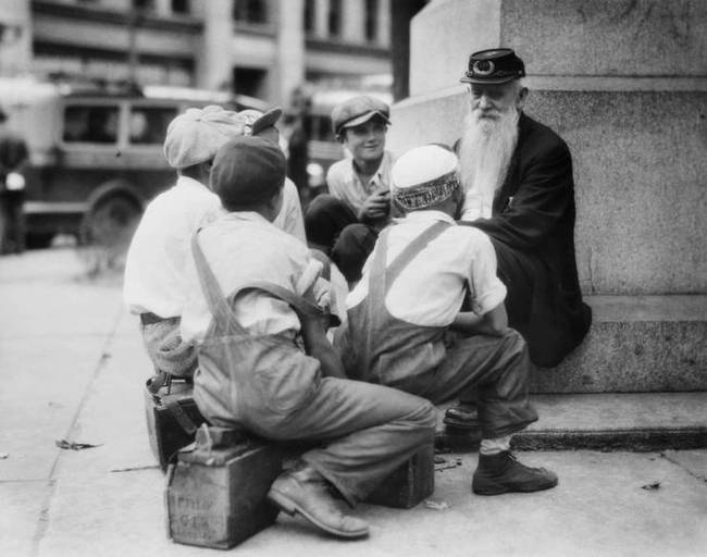 Polgárháborús veterán meséli a fiatal cipőtisztító fiúknak a történeteit, 1920-ban.