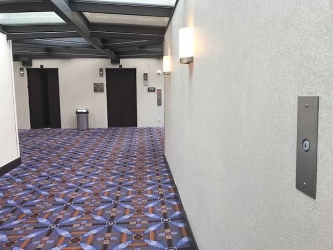 Ez a lifthívó gomb a felvonótól távol található, így amire odaérnek az emberek, már kevesebbet kell várniuk, vagy lehet, hogy már ott is van a lift.