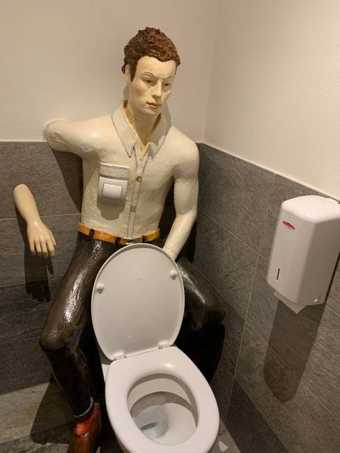 Praktikus megoldás ez, hogy a dolgozók minél kevesebb időt akarjanak a WC-n tölteni.