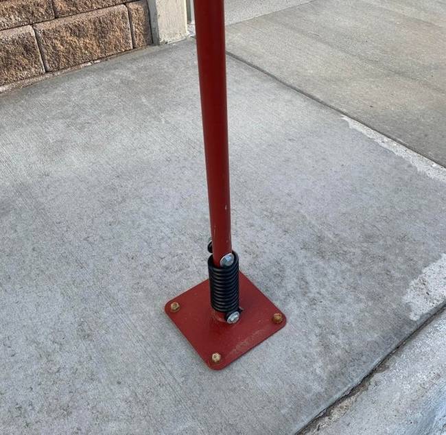 Ez a rugós parkolóoszlop nem tesz komoly kárt a kocsinkban, ha véletlenül neki tolatunk.