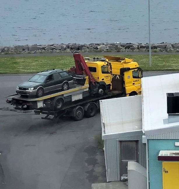 A vontatóautó szállítás közben tönkrement, tehát szükség volt egy másik, nagyobb autószállítóra. (Reykjavík, Izland)