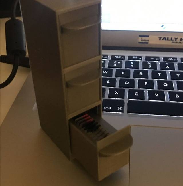 Miniatűr iratszekrény, SD-kártyákhoz.