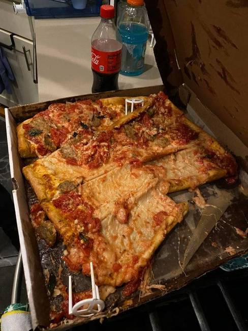 „Éhesen és kimerülten tértem haza, ezért úgy döntöttem, hogy rendelek magamnak egy pizzát. Egy óra múlva ezt hozták ki nekem."