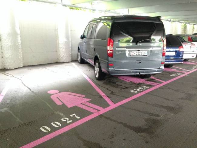 Svájcban külön parkolóhelyek vannak a nők számára. Ez a kép Bázelben készült.
