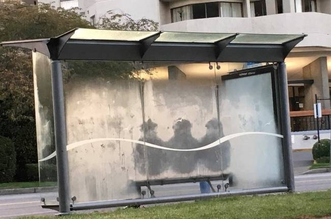 Úgy tűnik, hogy három szellem vár a buszra.