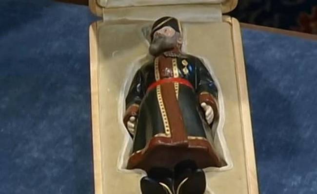 Padláson talált (II. Miklós orosz cárt ábrázoló) Faberge-figura, melyet később egy aukción 5,2 millió dollárért, vagyis másfél milliárd forintért adtak el.