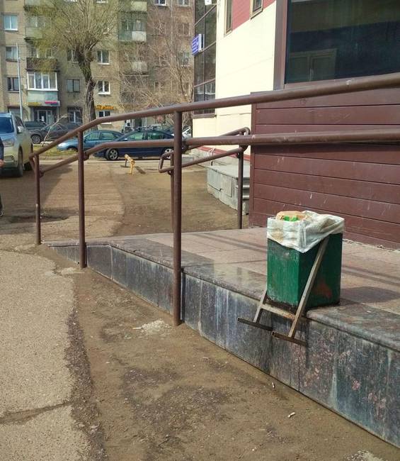 Úgy tűnik, hogy ez a szemetes épp egy egzisztenciális válság közepén van.