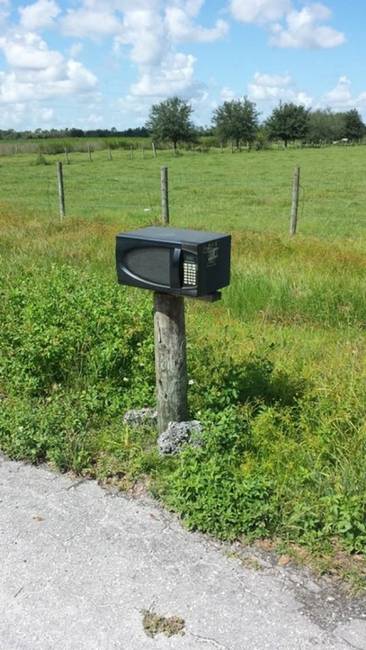 „A szomszédaink nem azok az anyagias típusok, amivel nem is lenne baj, de elég taszító tud lenni. Ez például a postaládájuk...”