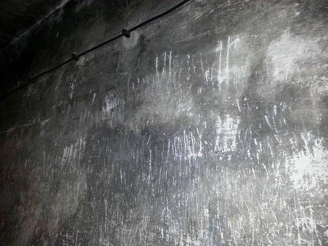 Az egyik Auschwitzi gázkamra fala.