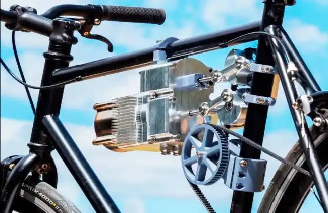 Egy YouTuber épített egy biciklit egy 200 éves motorral – Benzin és akkumulátorok nélkül működik