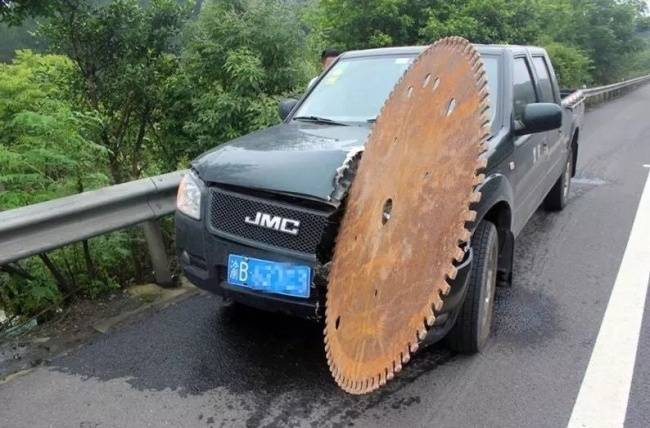 Elszabadult körfűrész okozta közúti baleset, Kínában.