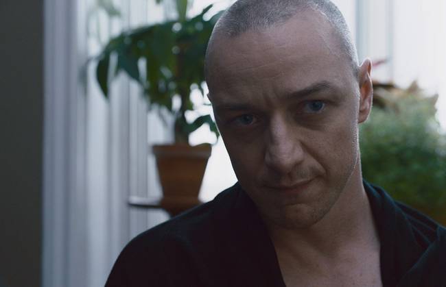 Széttörve (2016)