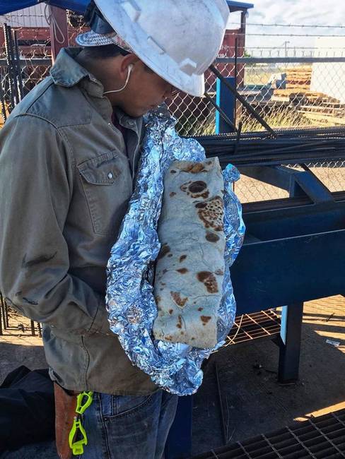 Óriás burrito egy ember méretéhez képest.