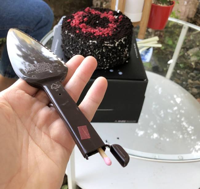 Manapság már bárhol adnak műanyag tortavágó késeket a torták mellé, de Dél-Koreában annyira előrelátóak, hogy még gyufát is csomagolnak a belsejébe.