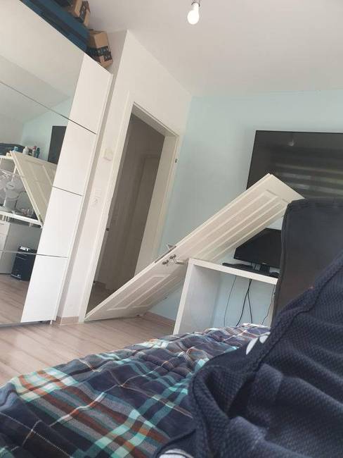 „A szobám ajtaja hirtelen úgy döntött, hogy kiesik, miközben én békésen feküdtem és könyvet olvastam az ágyamon."