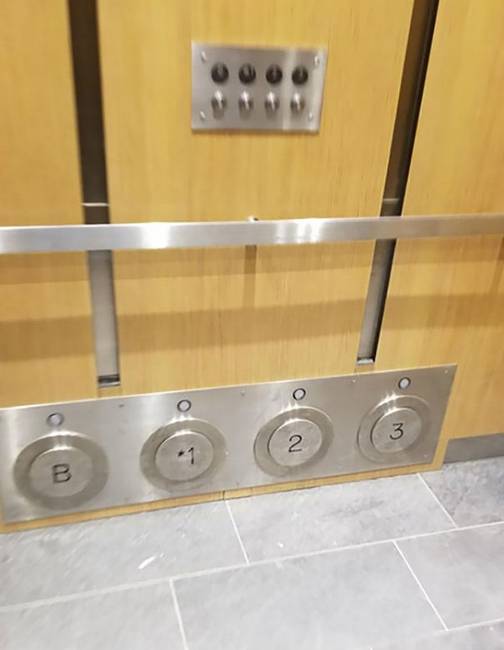 Egy lift, aminek padlóhoz közel is találhatók lábbal megnyomható gombjai, ha esetleg a kezeink tele lennének.