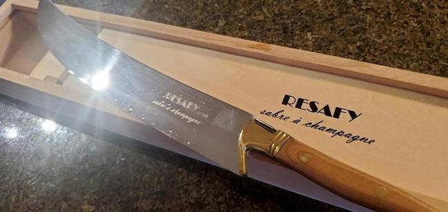 A pezsgő késsel történő nyitását ''sabrage''-nak nevezik és ez a kés direkt erre készült.