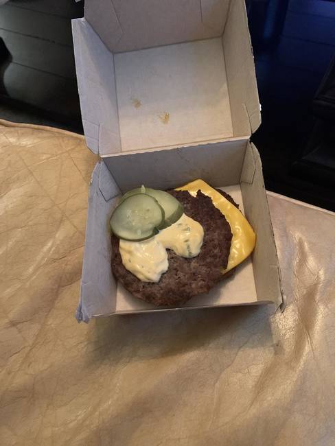 Amikor megzavarják a szakácsot hamburgerkészítés közben.