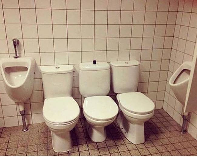 Egy WC a kellemes, jó hangulatú beszélgetésekhez.