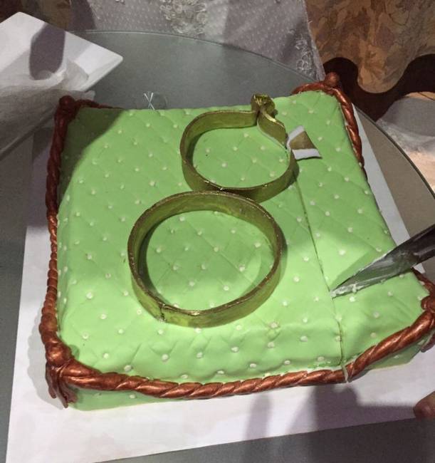 Esküvői torta gyanánt egy hatalmas gyűrűtartó párnát szerettek volna, rajta az eljegyzési gyűrűjük élethű másolatával. Végül ezt a "valamit" kapták kézhez, ami nem elég, hogy rendkívül aránytalan, de még a kivitelezése is felettébb pocsékra sikerült...😐