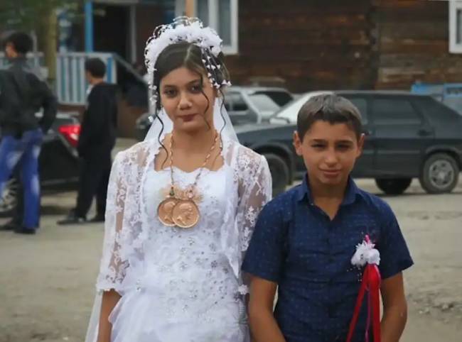 Miért próbálják a romák nagyon fiatalon férjhez adni a gyerekeiket? Elmagyarázom egyszerűen