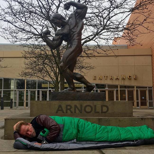 Miután leváltották, mint kormányzó, Arnold Schwarzeneggert már nem látták szívesen abban a los angelesi hotelban, aminek a bejárata előtt egyébként az ő szobra áll, és mivel nem adtak ki neki szobát, ezért a szobra előtt aludva töltötte az éjszakát.