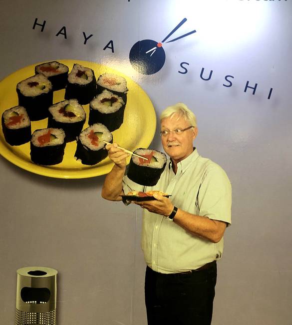 Az orbitális méretű sushi egy dolog, de miért kellett vajon az a szemetes kuka a képre?! 🤔
