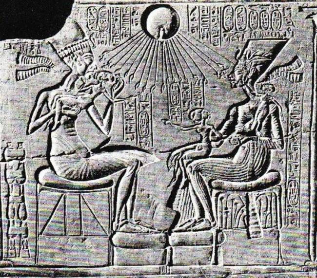 Ehnaton és Nefertiti a lányukkal.