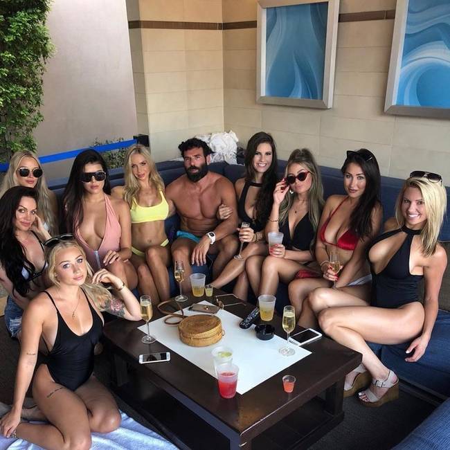 Dan Bilzerian híres arról, hogy bármerre is jár a világban egy csapatnyi playmate lány követi őt és lesik minden kívánságát.