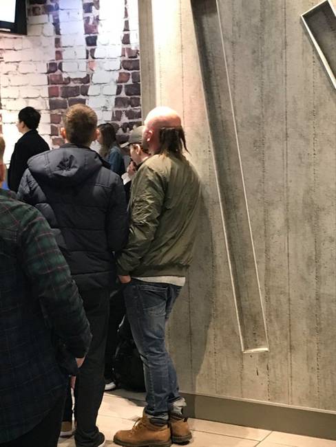 Hagyott néhány tincset, mivel már úgy megszokta a hosszú hajat.