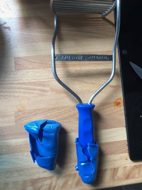 „A mosogatógép tönkretette a krumplinyomónk fogantyúját, de legnagyobb meglepetésünkre volt alatta még egy...”