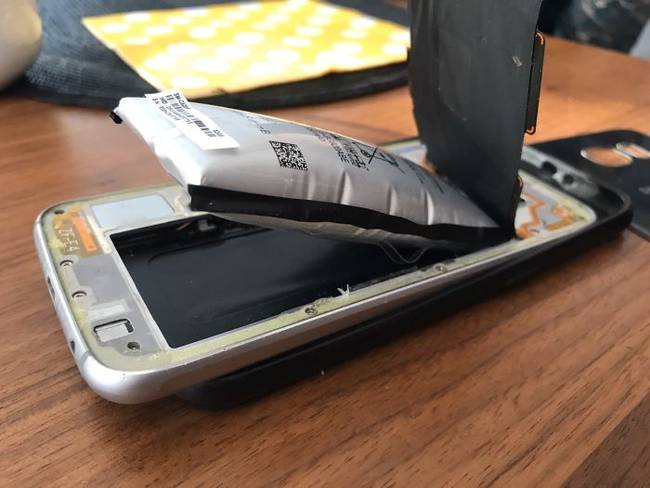 „nem értette, hogy miért nem tölt a telefon."