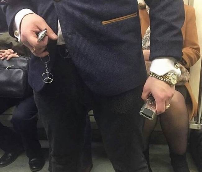 Amikor mindenkinek a tudtára akarod adni a metrón, hogy teljesen véletlenül vagy itt, és egyébként egy nagyon sikeres ember vagy.