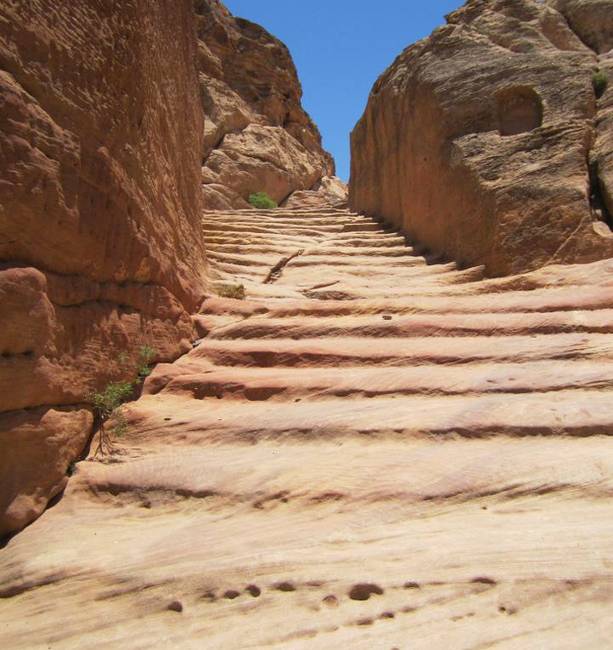 Turisták alatt elkopott lépcső - Petra, Jordánia.