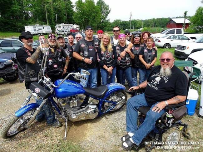 A magukat "Bikers Against Child Abuse International" néven hívó motoros banda 1995-óta azzal tölti a szabadidejét, hogy szexuálisan zaklatott és/vagy bántalmazott gyerekeket kísérnek a bíróságra, hogy még nagyobb biztonságban érezzék magukat a gyermekek.