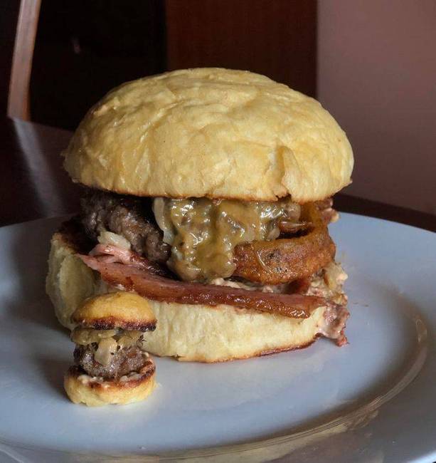 Minihamburger egy normális méretű hamburgerhez képest.