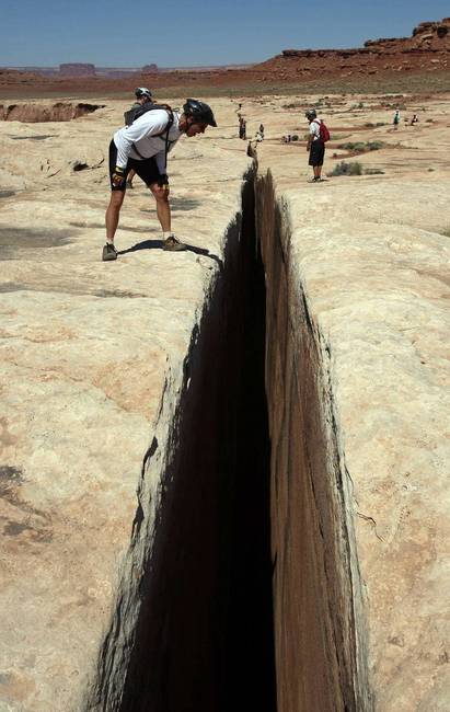 „Fekete repedés" a Canyonlands Nemzeti Parkban, USA.