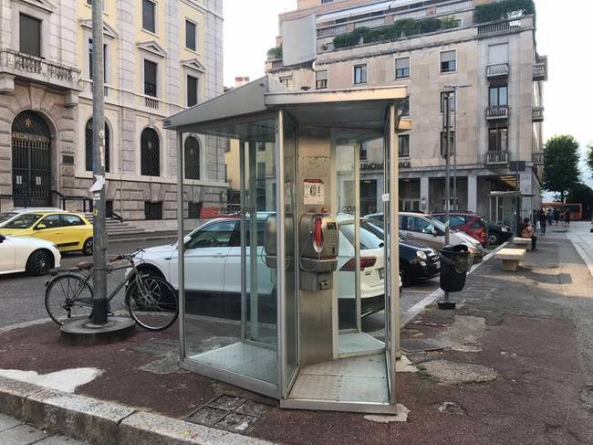 Itt még mindig működnek a telefonfülkék.