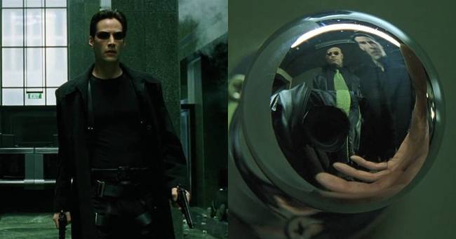 A Mátrix című filmben az orákulum házához érve láthatóvá válik a (letakart) kamera az ajtó kilincs tükröződésében.