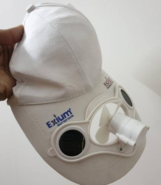 „Apámnak van egy sapkája, amibe egy napenergiával működő ventilátor lett beépítve."