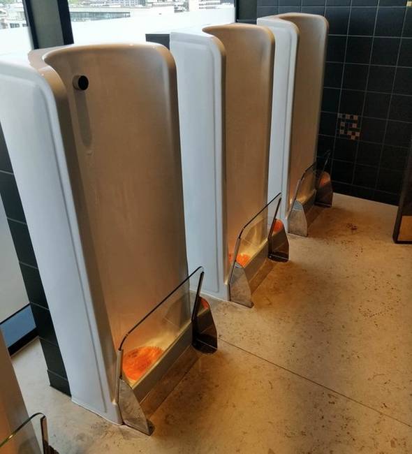 Ezek a piszoárok megvédik a cipőket.